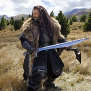 Thorin empuñando a Orcrist
