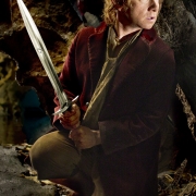 Bilbo empuñando a Dardo