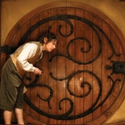 Bilbo en la puerta de Bolsón Cerrado