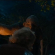 Uno de los Trolls avanza hacia Bilbo