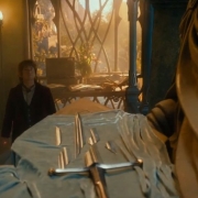 Bilbo contempla los fragmentos de Narsil