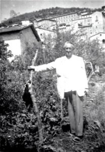 J.R.R. Tolkien en la ciudad italiana de Asís en el verano de 1955