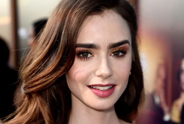 Lily Collins podría interpretar a Edith Mary Bratt en el biopic ‘Tolkien’