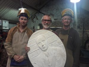 Tim Tolkien con el molde de la placa del monumento en honor de J.R.R. Tolkien
