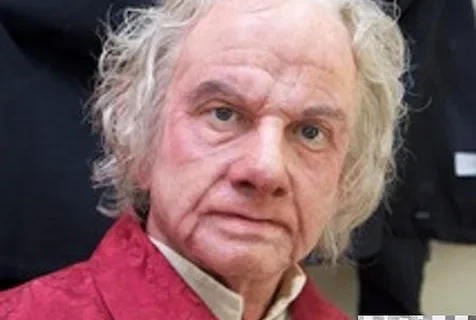 Martin Freeman como el anciano Bilbo