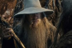 Radagast le entrega su vara a Gandalf