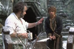 Peter Jackson y Martin Freeman en el decorado de la Colina del Cuervo