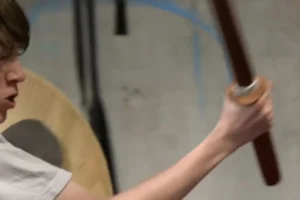 John Bell se prepara para escenas de acción