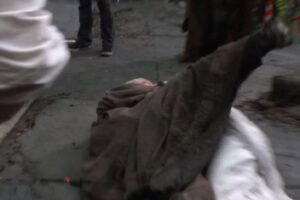 Gandalf y Galadriel se abrazan