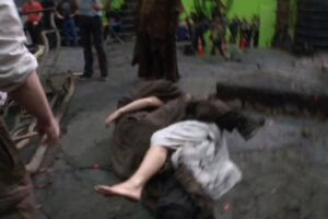 Gandalf y Galadriel se abrazan en el suelo