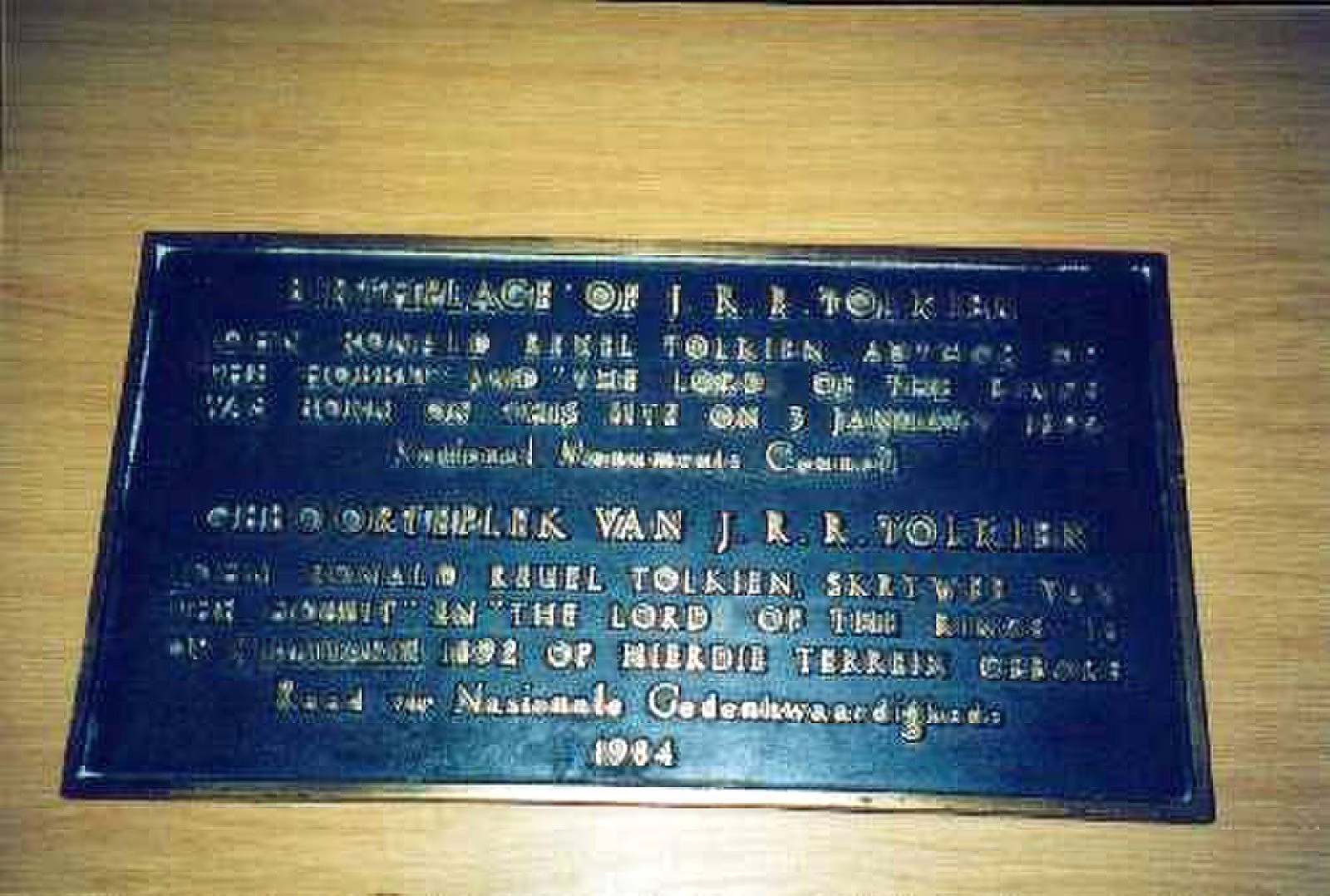 Placa conmemorativa del lugar de nacimiento de J. R. R. Tolkien en la avenida President Steyn, en Bloemfontein.