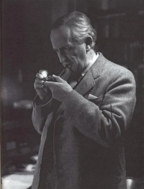 Tolkien encendiendo una pipa