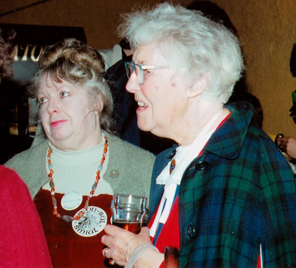 Kay Woollard y Vera Chapman en la Turf Tavern