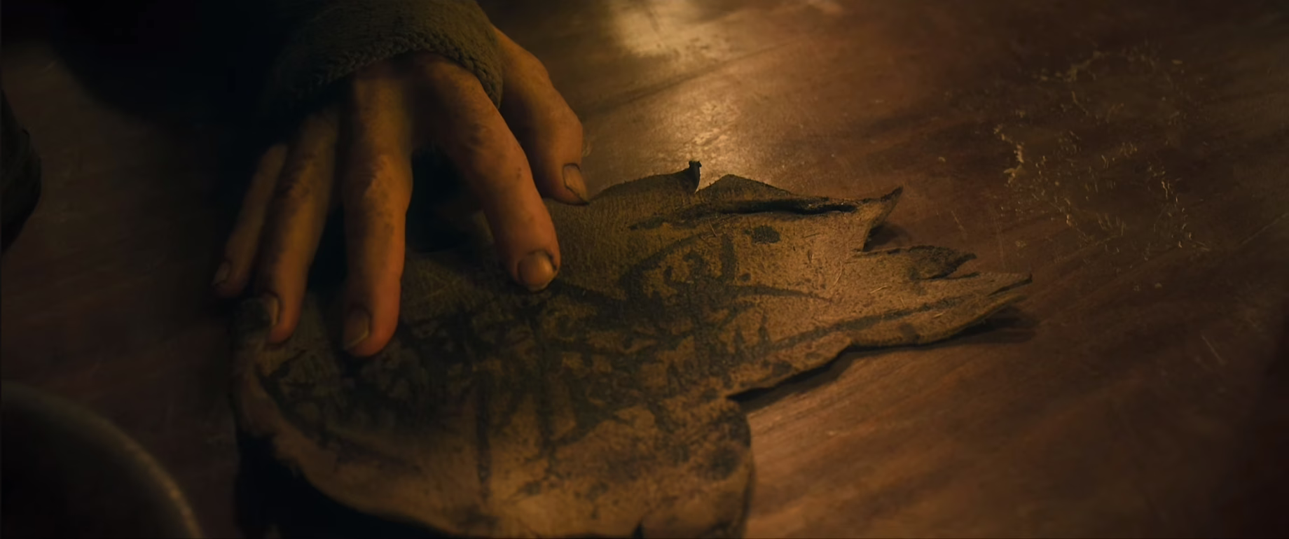El folleto en la Lengua Orca neo-orkiana «Yrksk» de El hobbit: Desolación de Smaug: «Khobdi khozd-bir, kodi Ekinskeld yazish, shirzayi kibul ishor-pog».